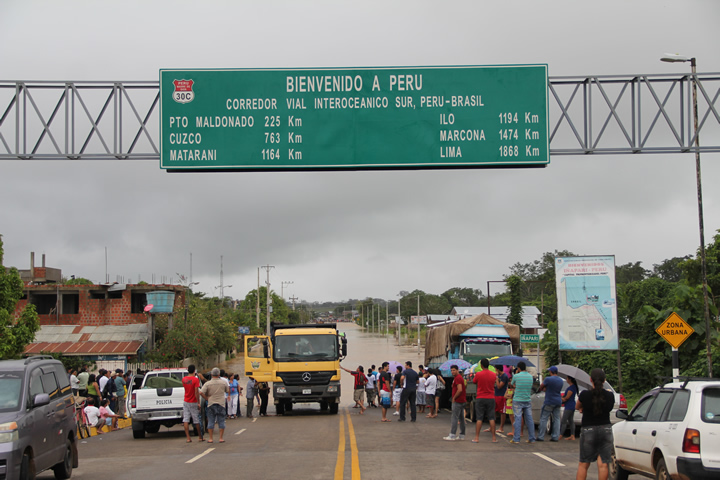 Enchente deixa peruanos e brasileiros desabrigados - Geral ...